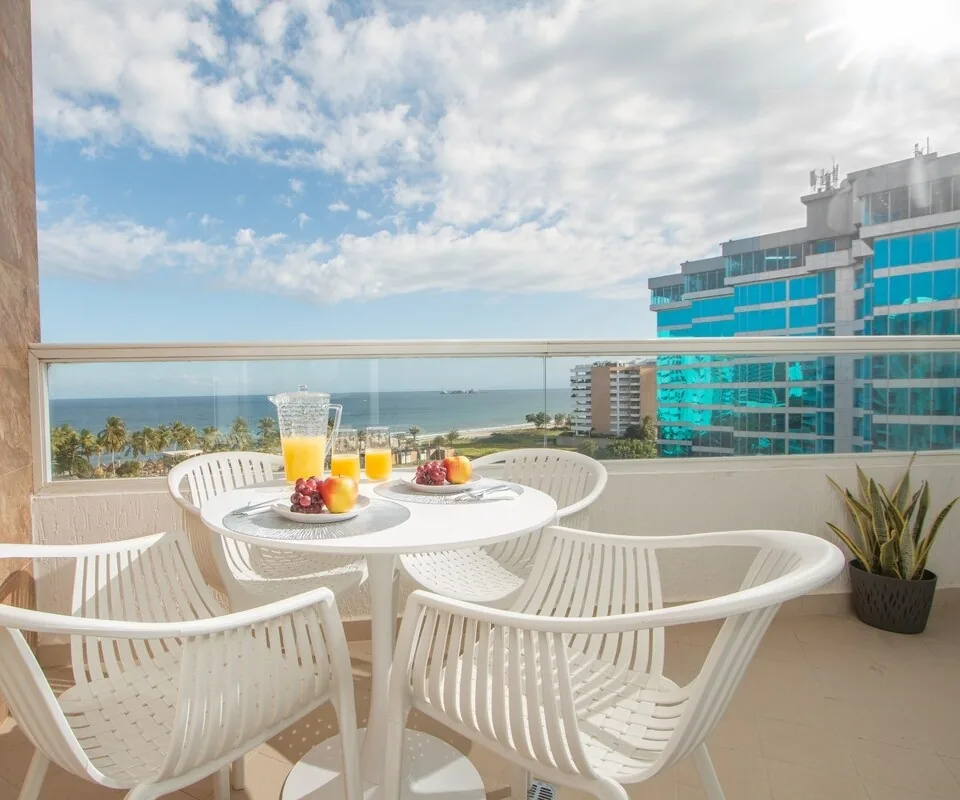 Balcón del apartamento con desayuno frente al mar Caribe