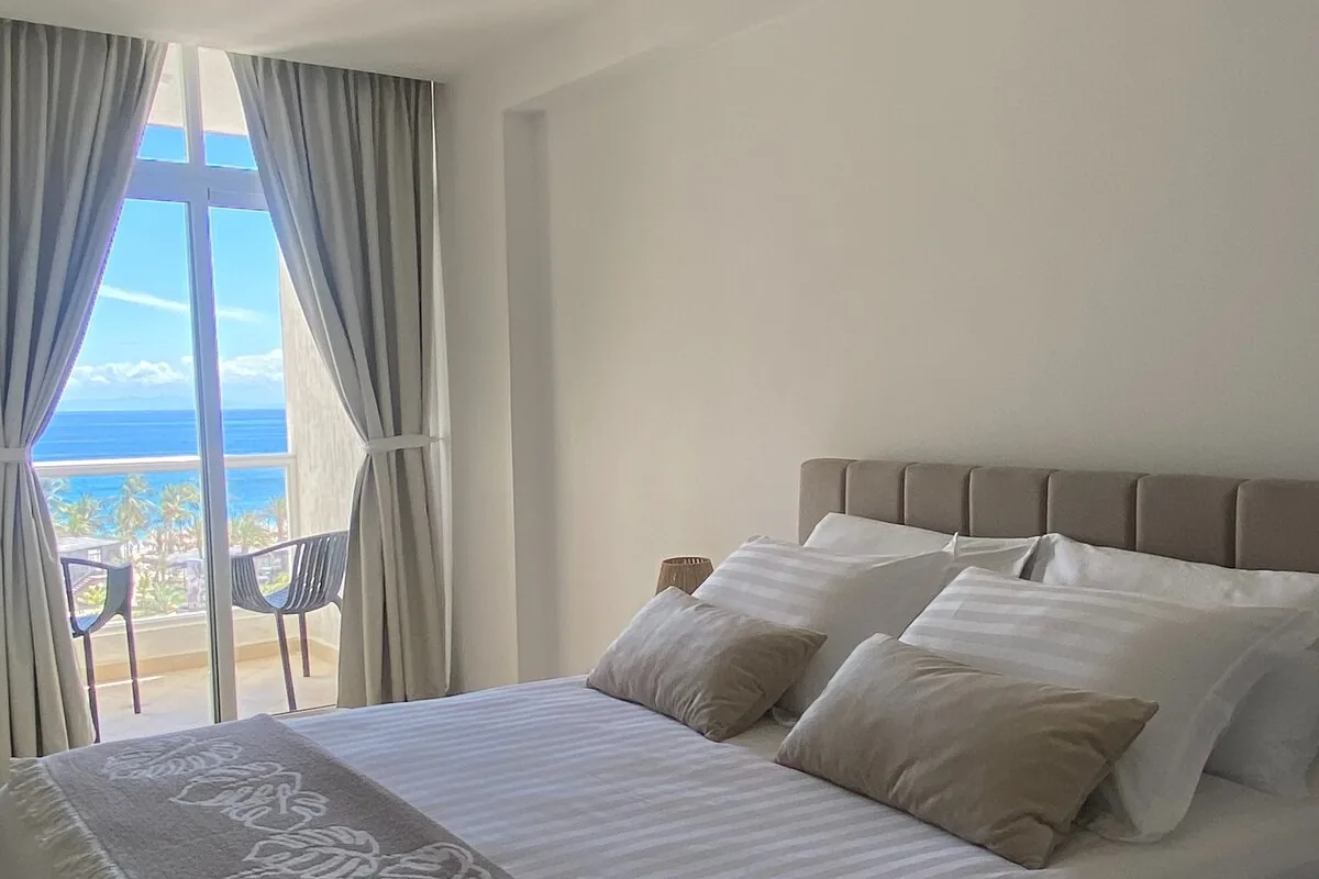 Dormitorio principal con vista al mar
