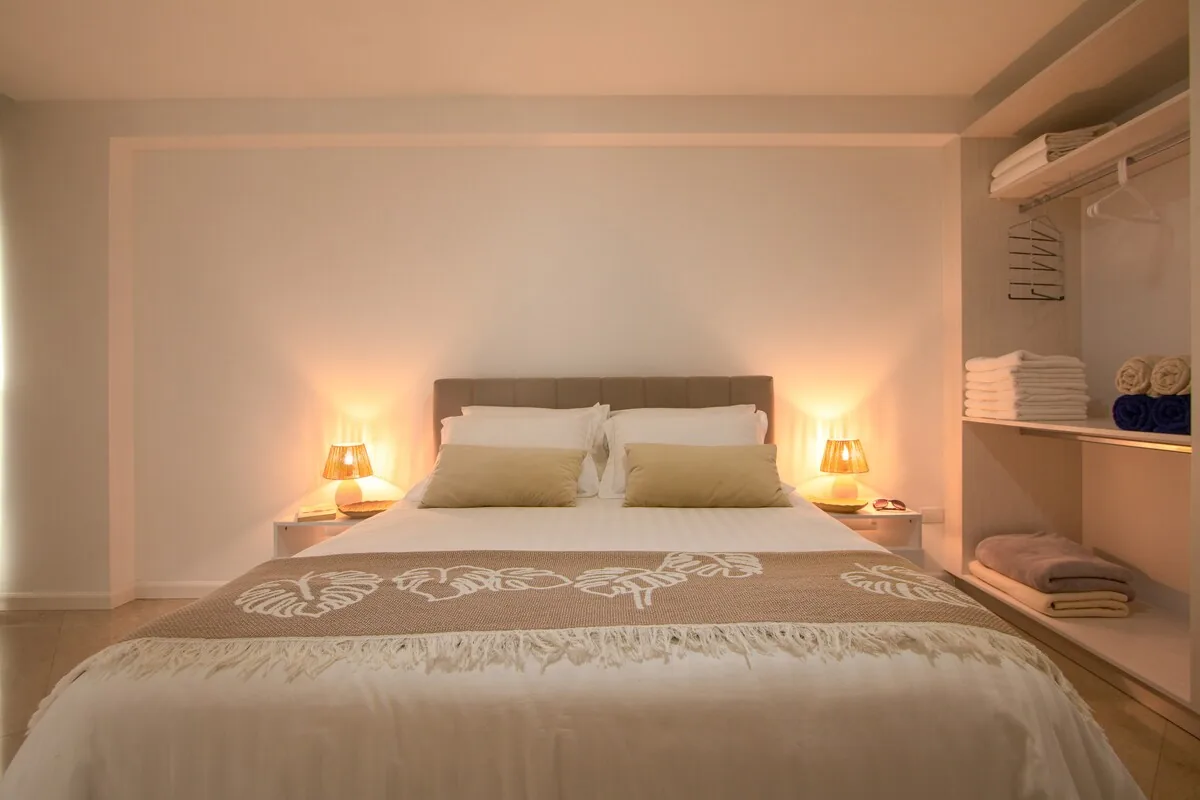 Dormitorio principal con cama de matrimonio grande