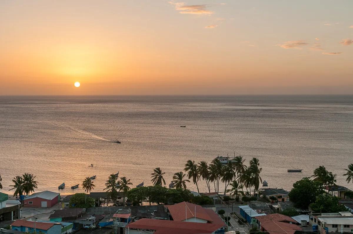 Atardecer sobre la bahía de Juan Griego desde el Fortín La Galera