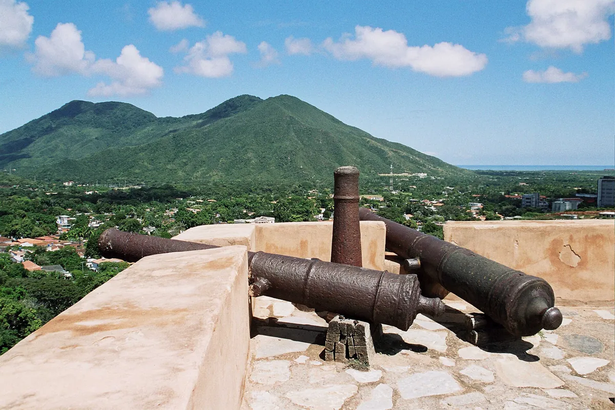 Cañones del Castillo de Santa Rosa con vista a La Asunción