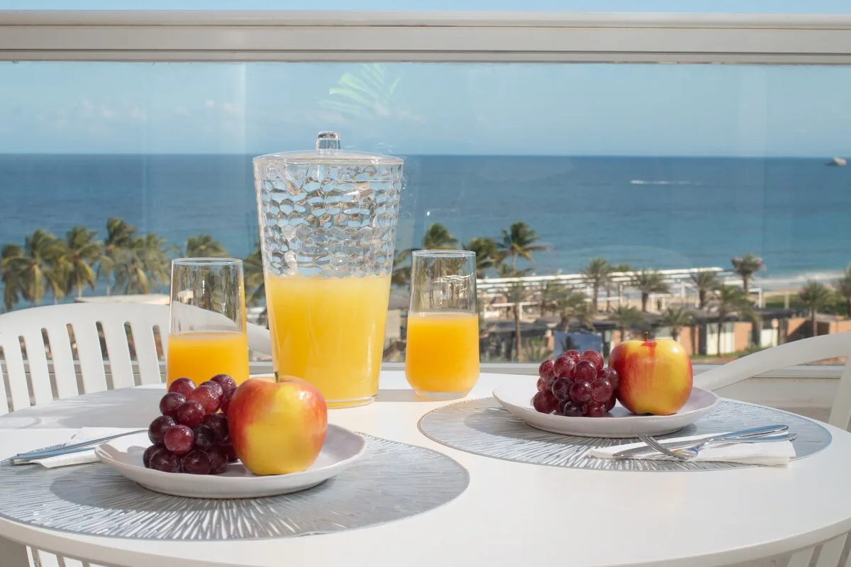 Desayuno en el balcón frente al mar Caribe