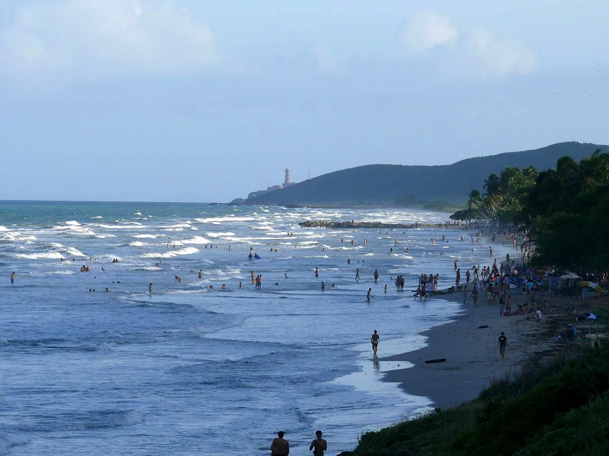 La orilla amplia de Playa Guacuco
