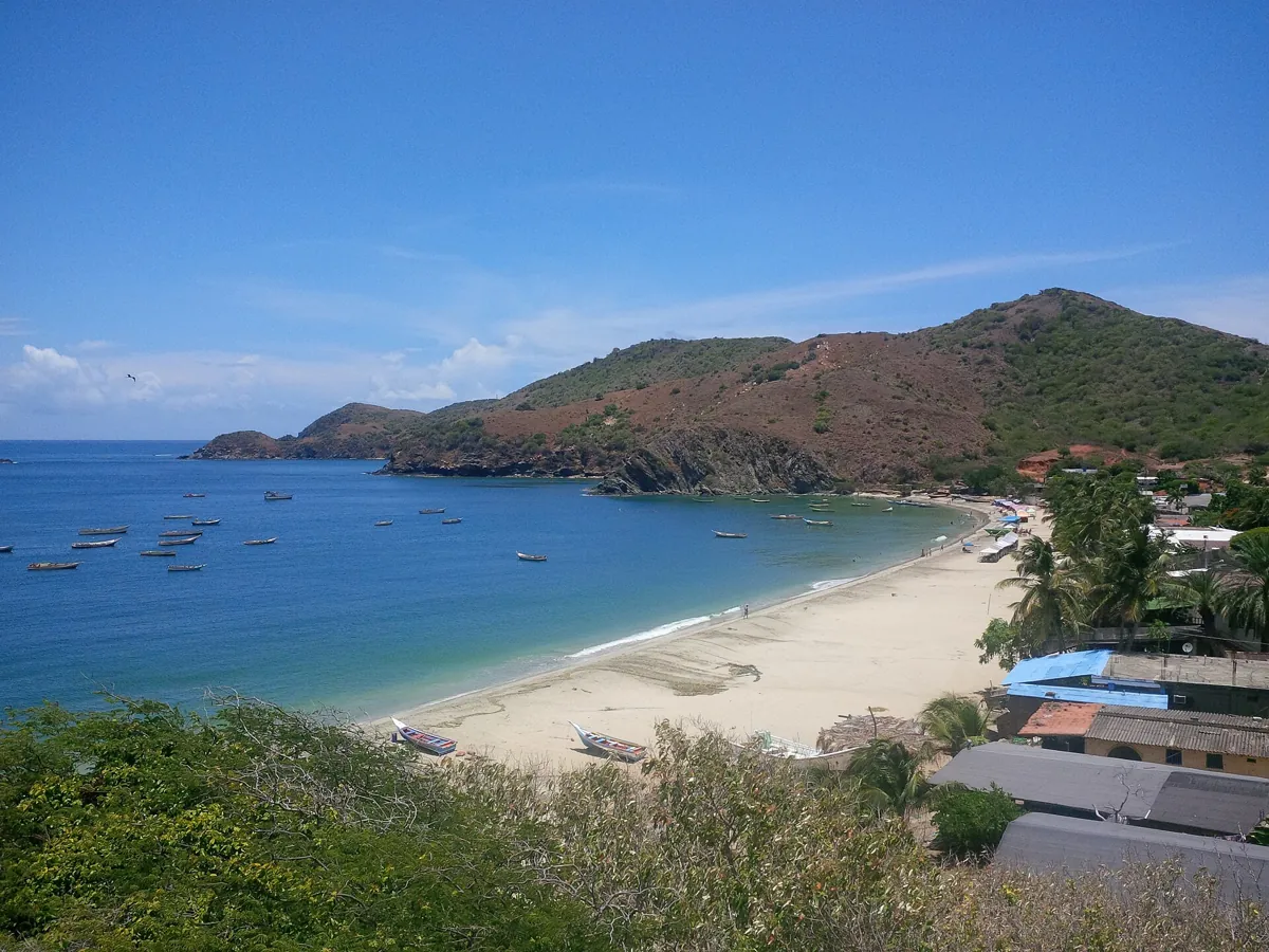Bahía de Manzanillo con barcas de pescadores