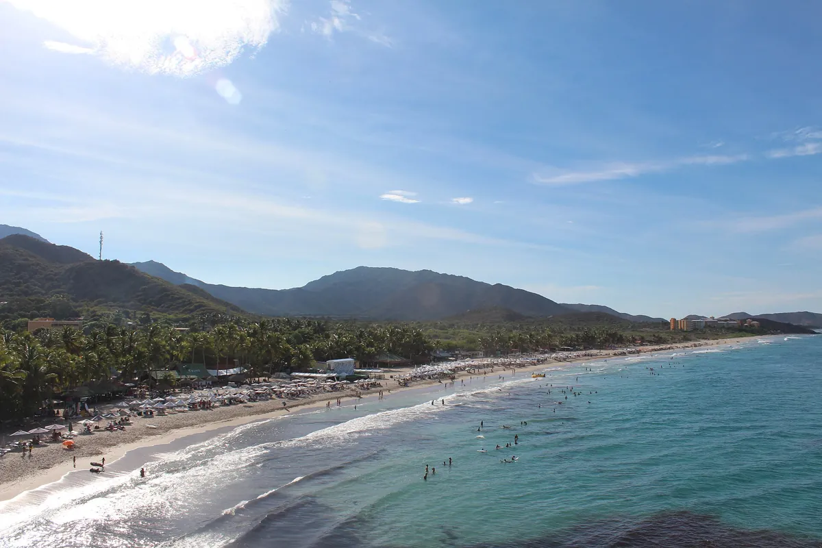 Playa Parguito con olas y palmeras