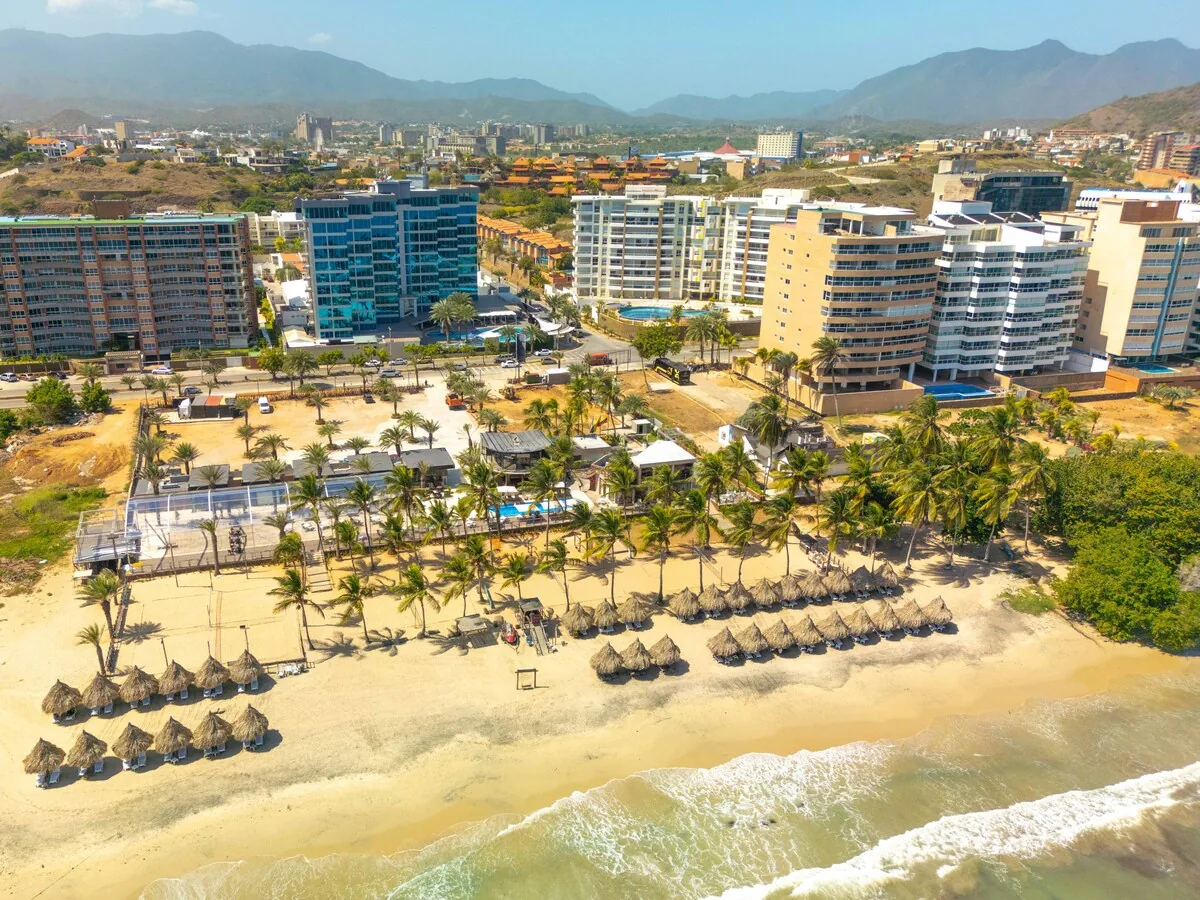 Vista aérea de la costa de Isla de Margarita con edificios y playa
