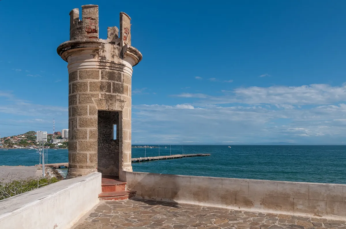 Garita del castillo y bahía de Pampatar, Isla de Margarita